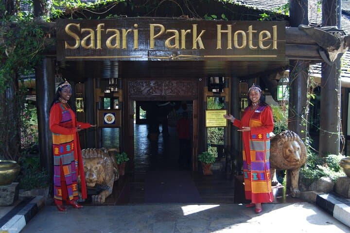 Nairobi Nightlife and Safari Park Hotel Dinner Experience