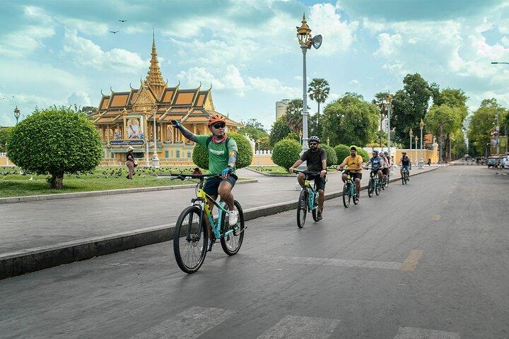 Phnom Penh Bike & Boat Sunset Tour / E-Bike Available