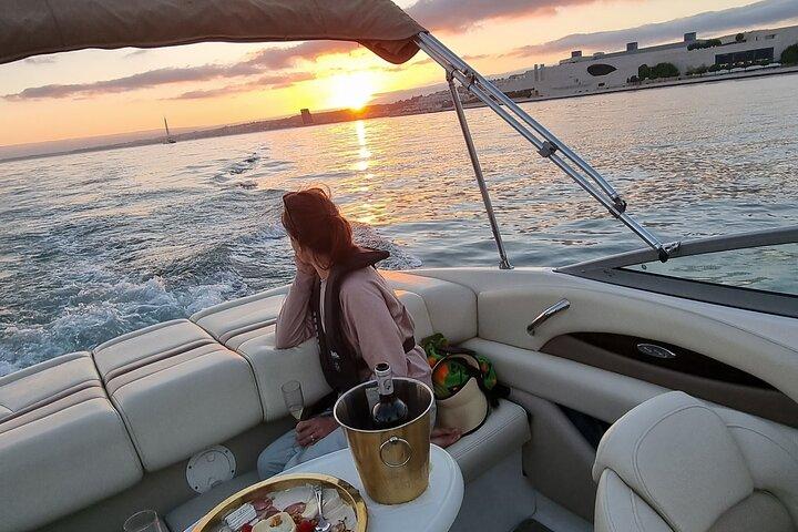 Pôr do Sol Lisbon Cruise, Private Luxury Boat, Drinks & Snacks