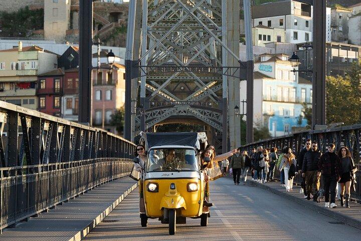 Porto: Fun Private Tuk Tuk Tour