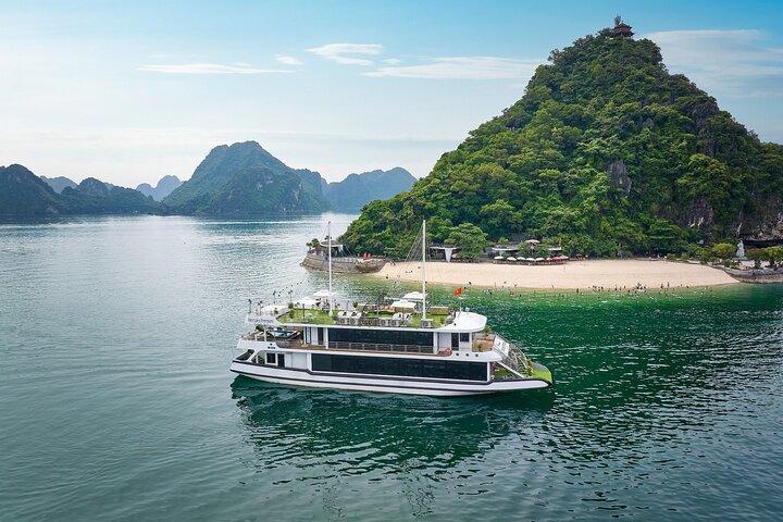 Hanoi to Halong Bay: Luxury Hercules Cruise with Buffet Lunch