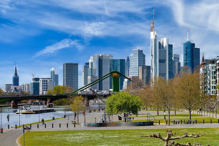 Private transfer: Berlin to Frankfurt with 2h for sightseeing