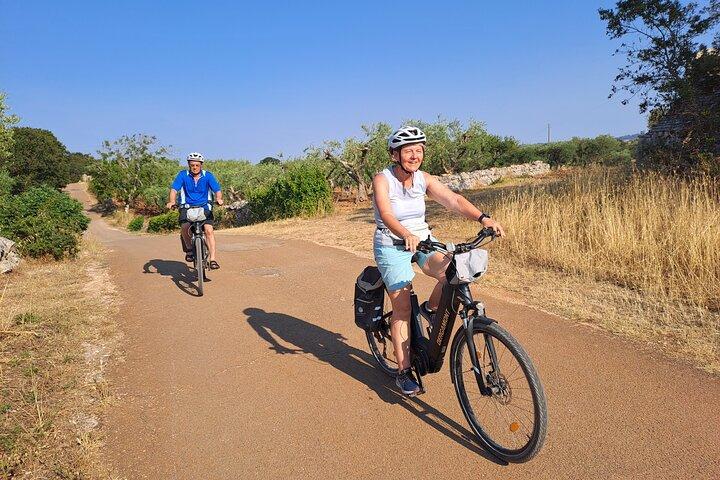 E bike tour from Alberobello to Locorotondo round trip
