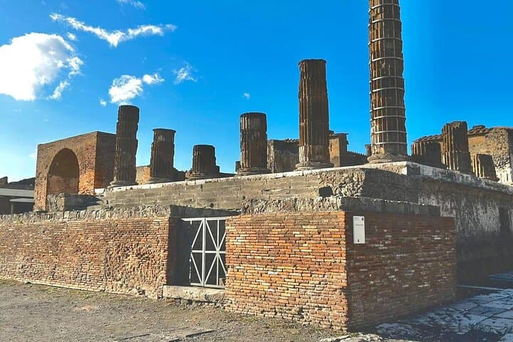 Pompeii and Naples with Street Food from Sorrento and Naples