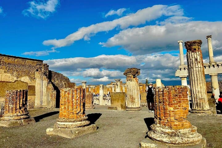 Pompeii and Naples with Street Food from Sorrento and Naples