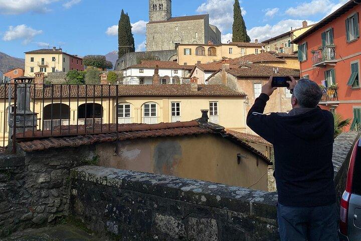Discover the Valley of Lucca with a private tour by van