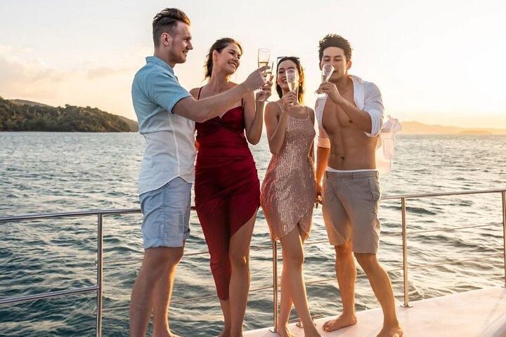 Mykonos: Private Catamaran Cruise—Lunch & Unlimited Drinks