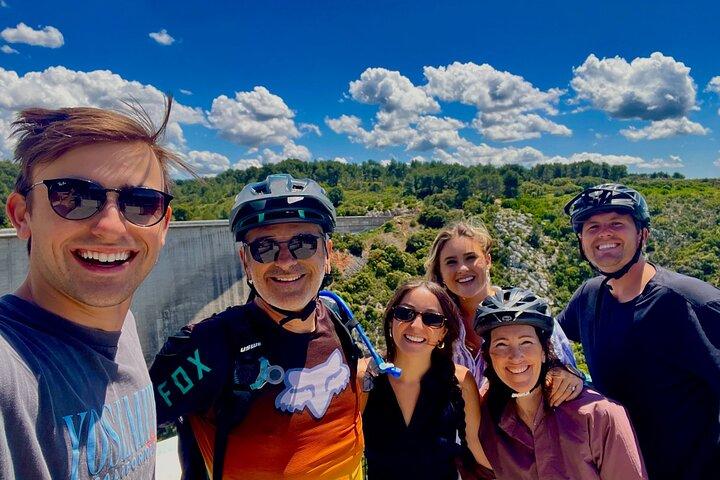 Riding eMTBs, let yourself be guided through Cezanne's landscapes