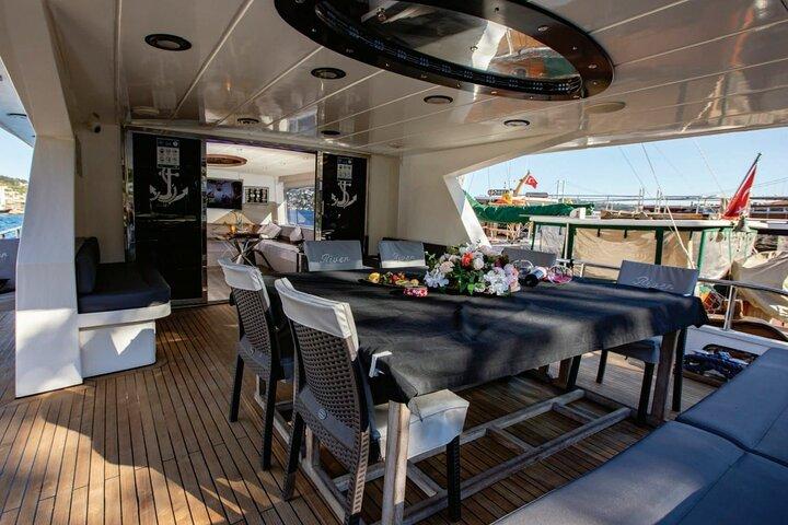 Istanbul Small Group Luxury Night Cruise Experience on Bosphorus
