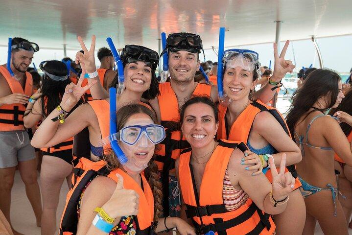 Isla Mujeres Catamaran from Cancun with Open bar and lunch