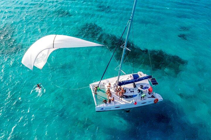 Isla Mujeres Catamaran from Cancun with Open bar and lunch