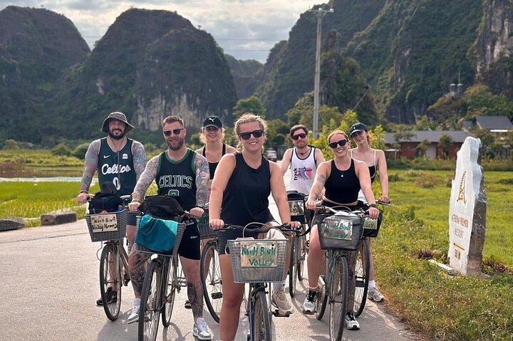 Ninh Binh Highlights: Deluxe Tour to Hoa Lu, Trang An, Mua Caves