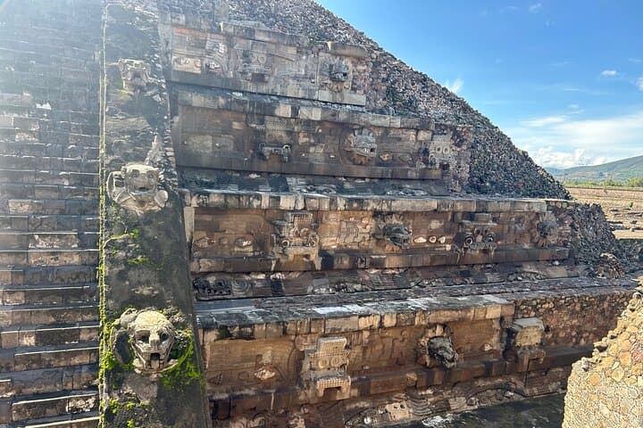Teotihuacan Pyramids without Traps for Tourists