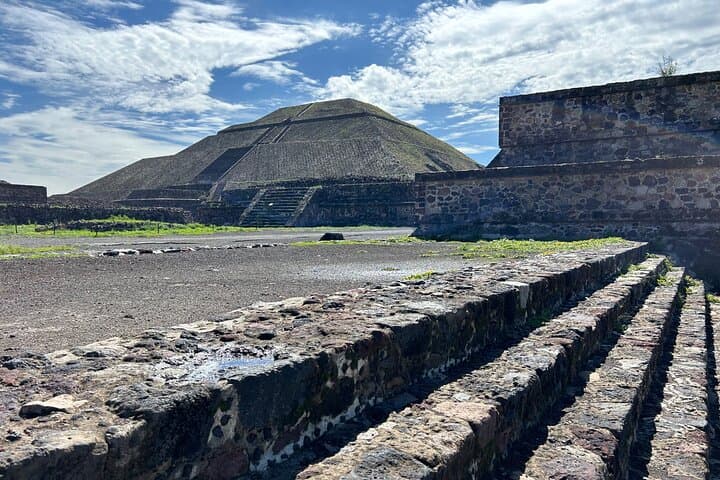 Teotihuacan Pyramids without Traps for Tourists