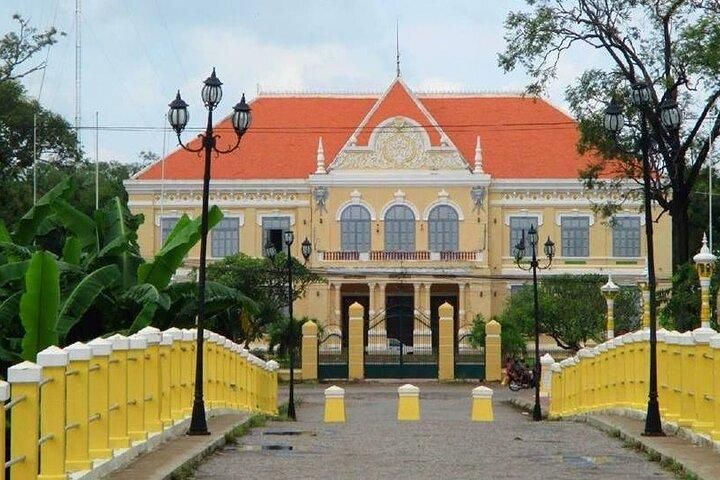Siem Reap to Phnom Penh: 2-Day with Battambang Highlights