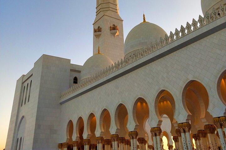 A Sharing Tour of Sunset at Sheikh Zayed Mosque Abu Dhabi