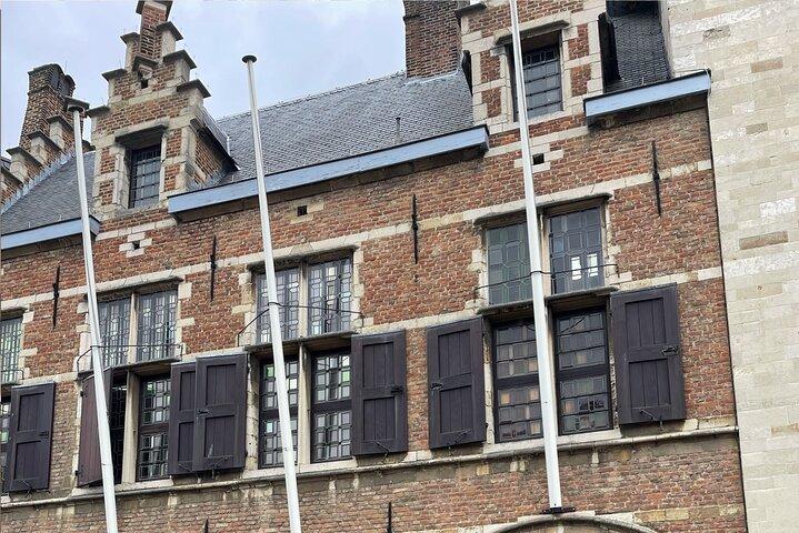 Antwerp Self-Guided City Walking Tour & Scavenger Hunt