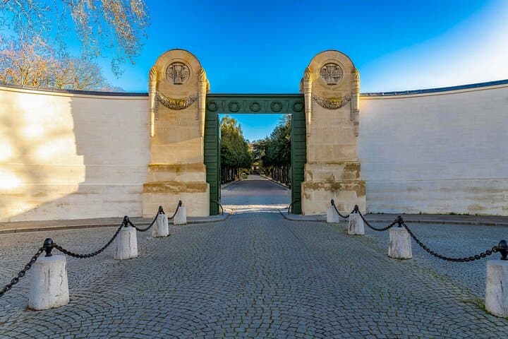 Père-Lachaise Cemetery Paris Tour with Audioguide