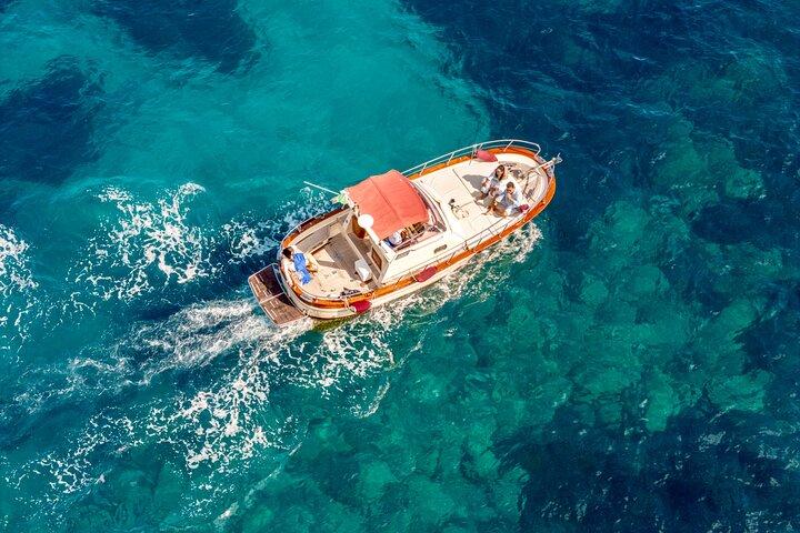 3-hour private boat tour of the island of Capri