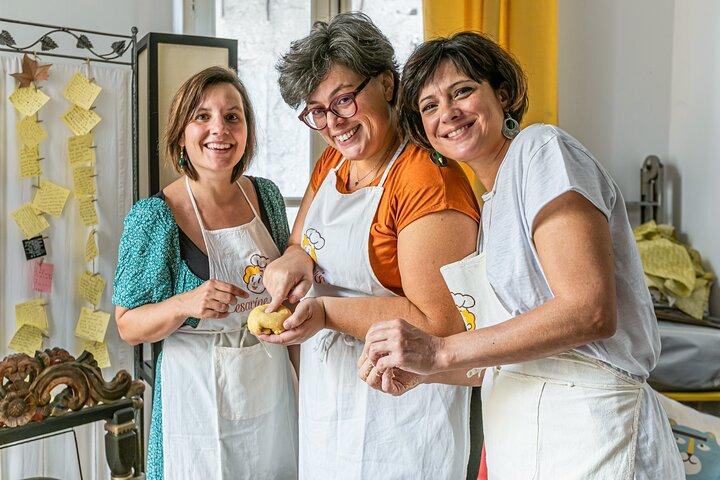 Traditional Pizza & Focaccia Cooking Class in Cortona
