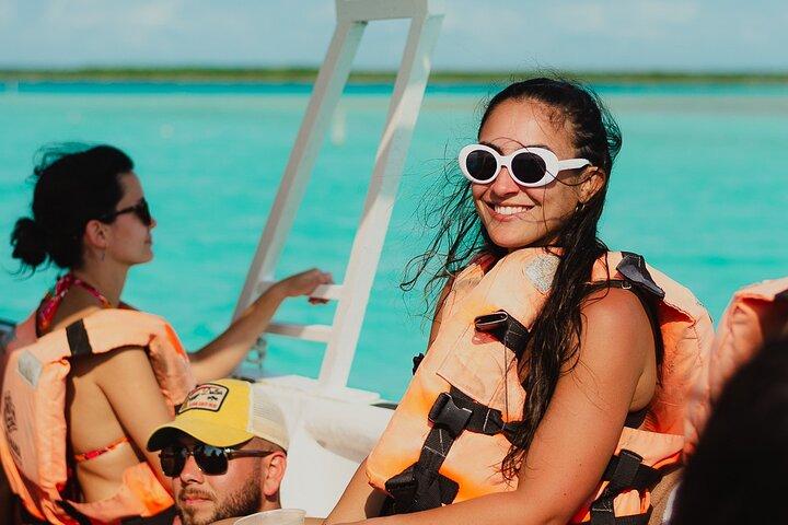 Bacalar Lagoon Sightseeing Boat Tour with Open Bar and Snacks
