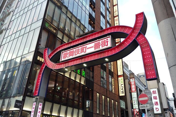 Shinjuku Bar Hopping Tour – Kabukicho & Golden Gai Experience