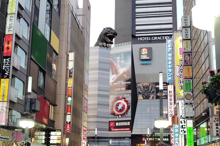 Shinjuku Bar Hopping Tour – Kabukicho & Golden Gai Experience