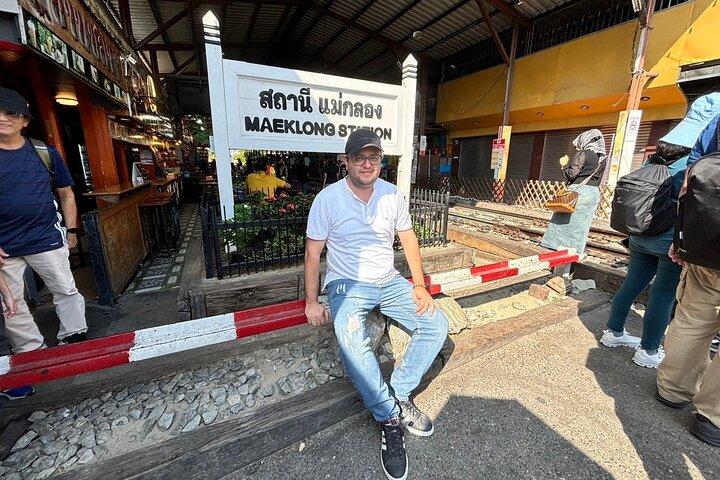 Private Maeklong Railway and Floating Market Highlight Tour