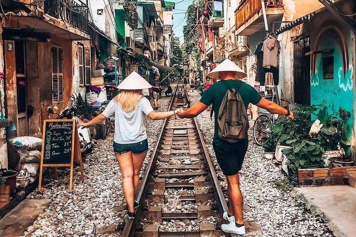 Hanoi: Walking food tour & Train Street visit small group