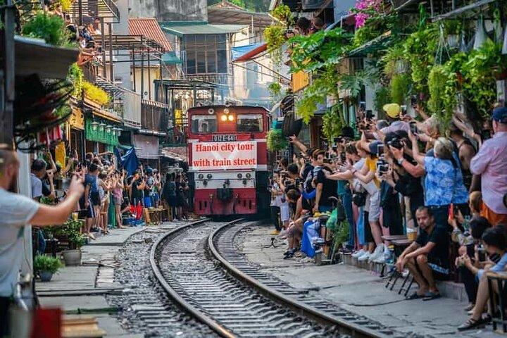 Hanoi: Walking food tour & Train Street visit small group