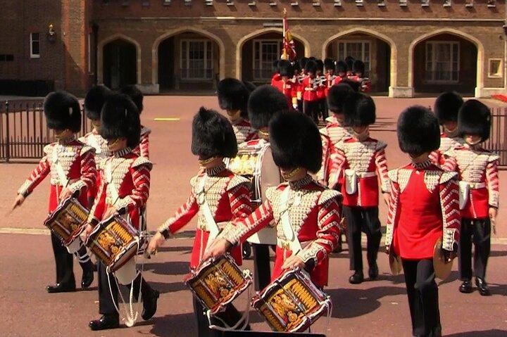Changing of the Guard & Buckingham Palace Guided Tour Small Group