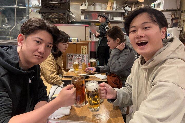 Tokyo: Shinjuku Bar Crawl Tour -3 Drinks & Local foods-