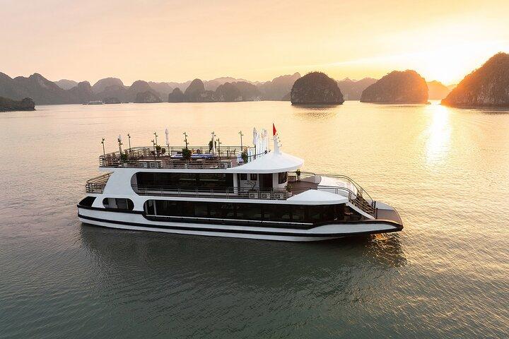 Hanoi to Halong Bay: Deluxe Cruise with Local Food , Kayaking