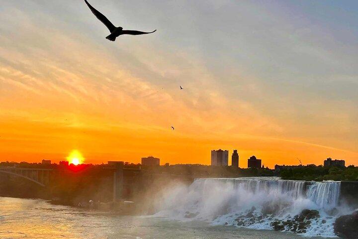 Toronto: Niagara Falls Night Tour, Boat, Journey, Dinner & Tower