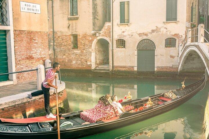 Classic 30-Minute Gondola Ride in Venice