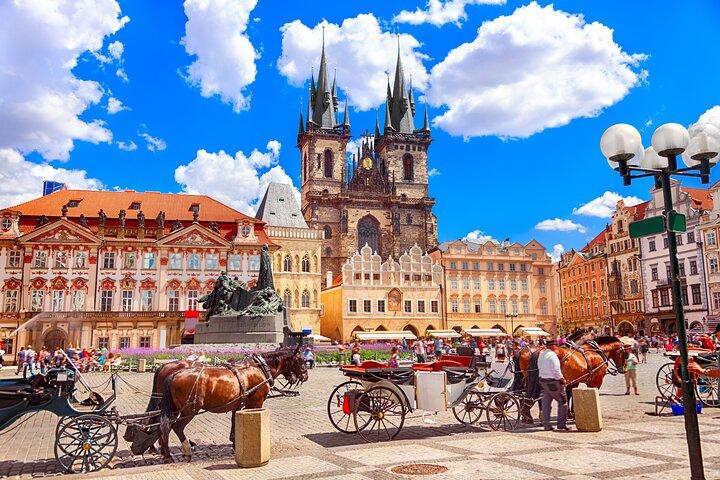 Private transfer from Budapest to Prague with 2h for sightseeing