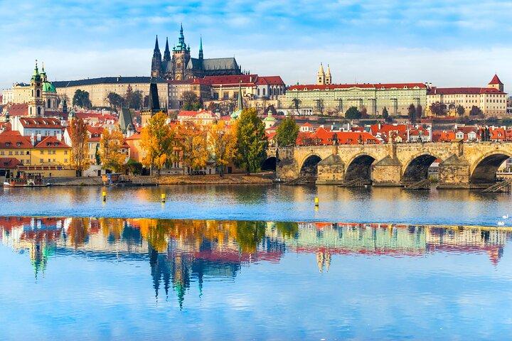 Private transfer from Budapest to Prague with 2h for sightseeing