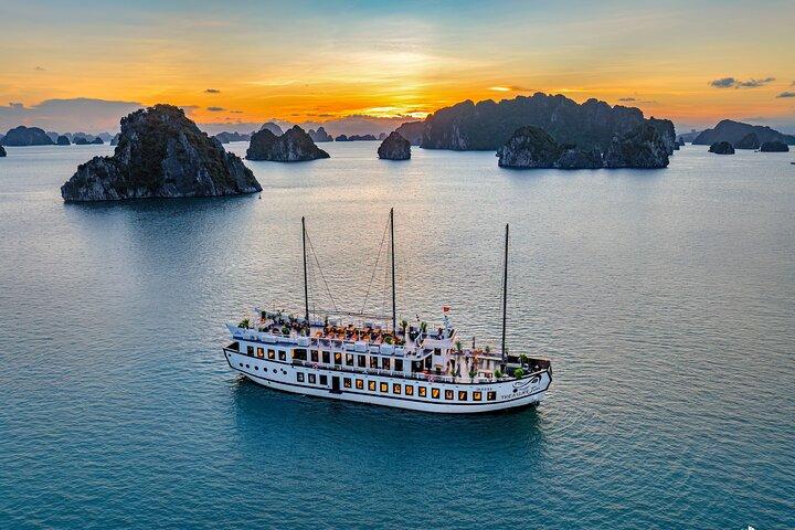 Hanoi: 2-Day Bai Tu Long Bay Escape aboard Treasure Junk Cruise