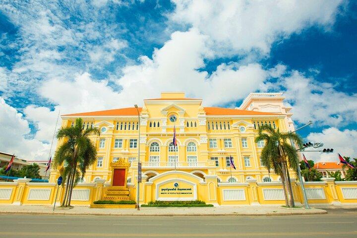 Phnom Penh: Private City Tour, Royal Palace, Wat Phnom by Cyclo