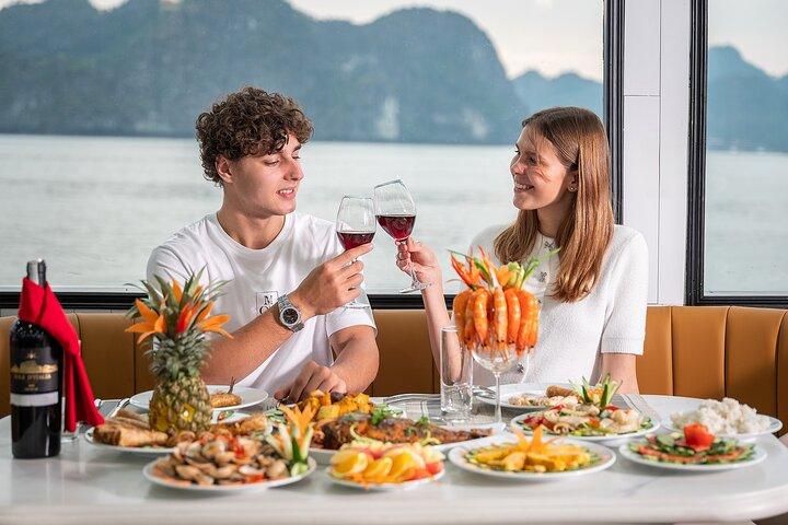 Deluxe Cruise from Hanoi: Halong Bay Tour with Set Menu