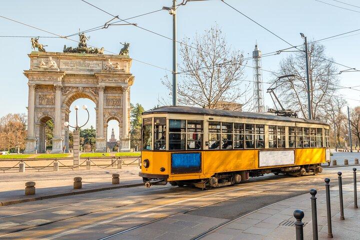 Milan: Private walking tour & Aperitif
