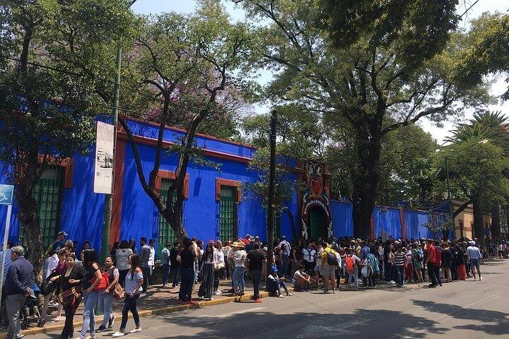 Frida Kahlo VIP - Bike & Churros [Museum Tickets Included]