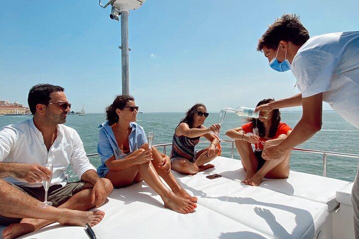 3 Hours Private Tour with Dives in Catamaran in Lisbon