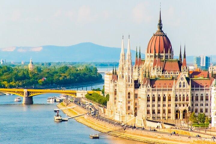 Private Car Transfer from Prague to Budapest with 2 Hour Stop