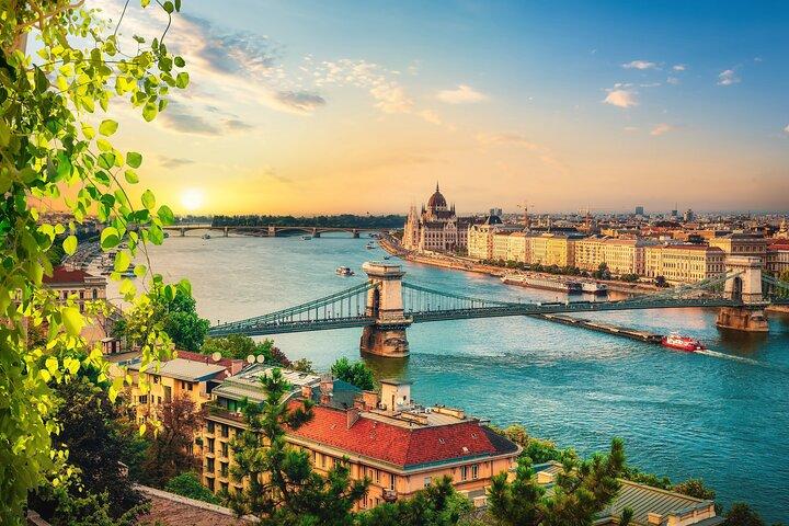 Private transfer from Prague to Budapest with 4h of Sightseeing
