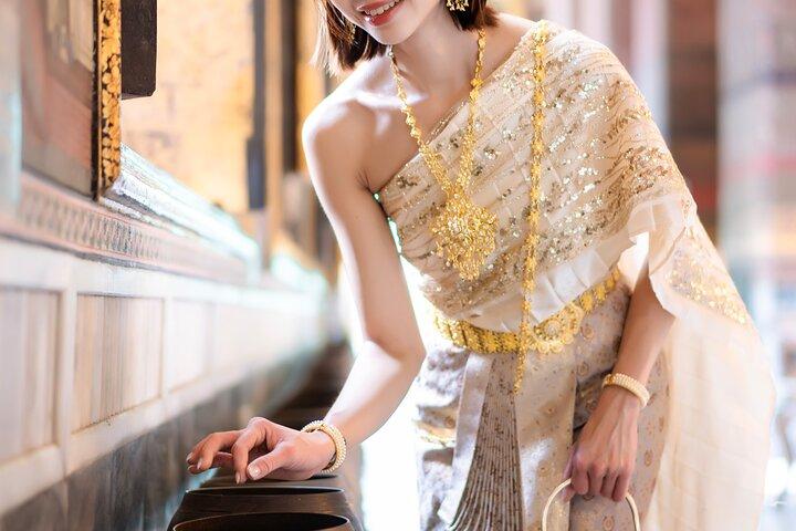 Traditional Thai Costumes Photoshoot at Wat Pho (Phra Chetuphon)