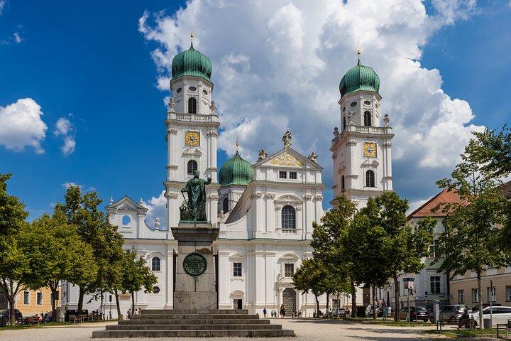 Private transfer from Prague to Passau, 2h of Sightseeing stop