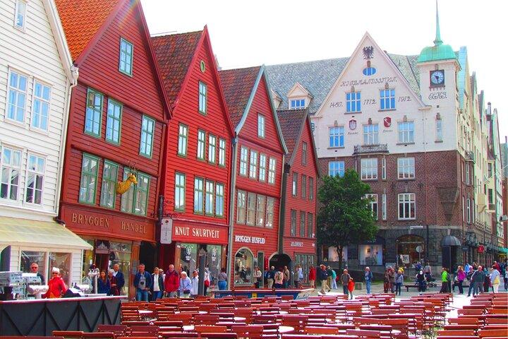 Bergen Scavenger Hunt & Highlights Self-Guided Walking Tour