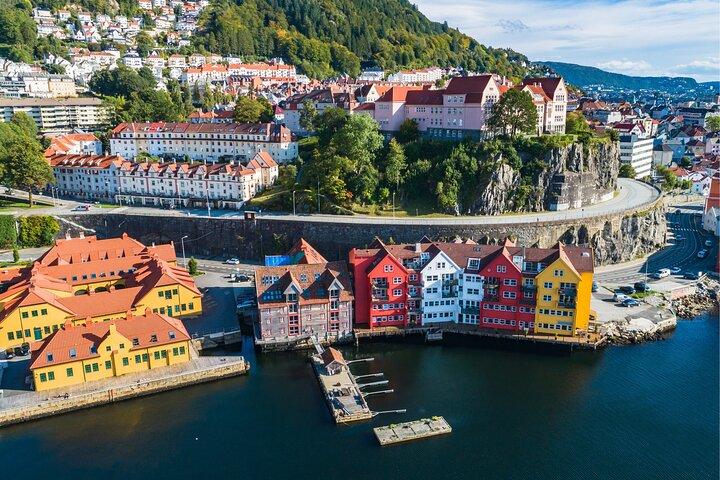 Bergen Scavenger Hunt & Highlights Self-Guided Walking Tour