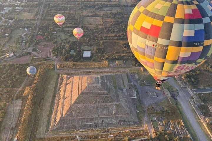 Private Balloon Flight in Teotihuacan with Breakfast in Cavern